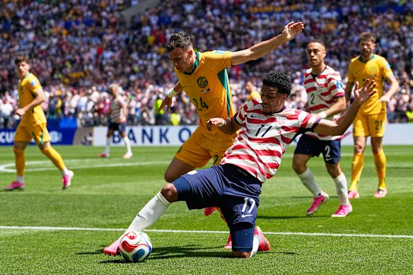 United States’ Brenden Aaronson, right, vies for the ball with Australia’s Paul Okon-Engstler.