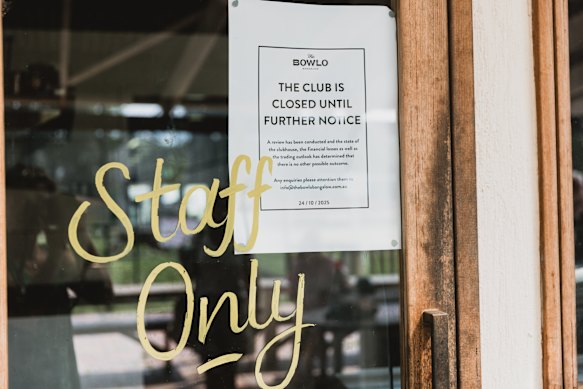 The closure notice on the door at Bangalow Bowlo.