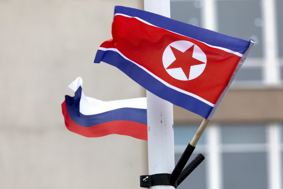 Las banderas de Rusia y Corea del Norte ondean en lo alto mientras el presidente ruso Vladimir Putin visita Pyongyang.