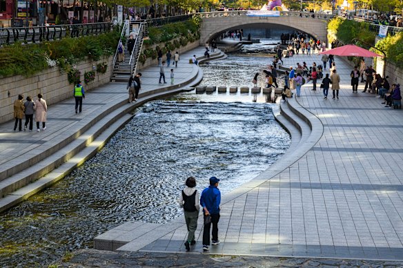 The closest thing to a heart of the city is the stream Cheonggyecheon.