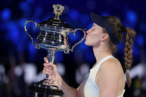 Elena Rybakina with the Daphne Akhurst Memorial Cup.