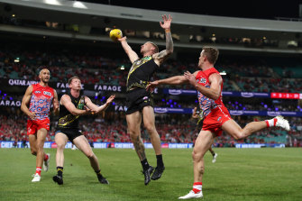 Nathan Broad attrape le ballon.