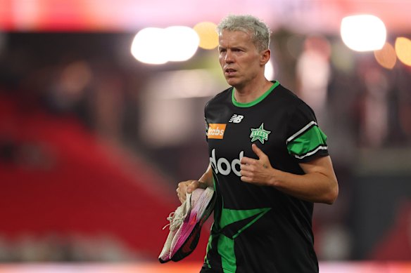 The evergreen Peter Siddle warms up for the Stars at Marvel Stadium.