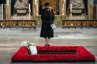 La reine Elizabeth II est apparue pour la dernière fois en public lors d'une cérémonie à l'abbaye de Westminster pour marquer le centenaire de l'enterrement du guerrier inconnu le 4 novembre 2020.