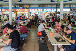 Singapour compte plus de 100 marchés alimentaires de centres de colportage en plein air avec des repas généralement au prix de 5 $ SGD ou moins.