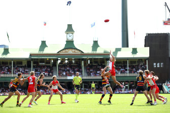 Tom Hickey de Sydney pendant le match de l'AFL entre les Sydney Swans et Adelaide Crows au SCG.