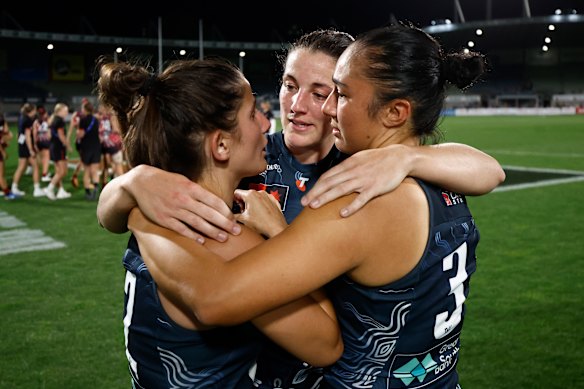 Kerryn Peterson (centre) celebrates the final game of Jess Dal Pos (left) with Blues teammate Darcy Vescio.