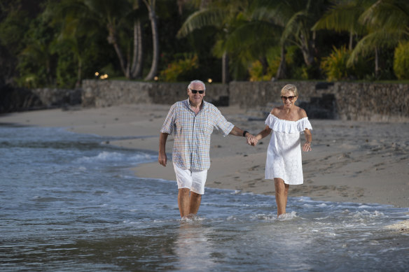 Lang et sa femme Sue Walker dans son complexe exclusif aux Fidji en 2019.
