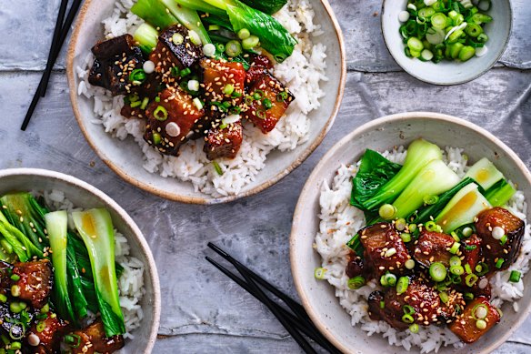 Serve with rice and green.