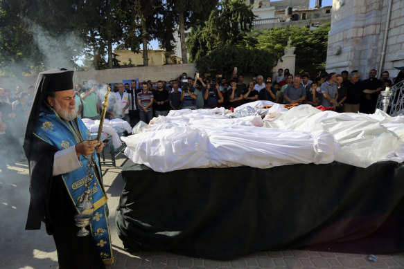 L'archevêque grec orthodoxe Alexios organise une prière funéraire pour le Palestinien tué dans la frappe aérienne.