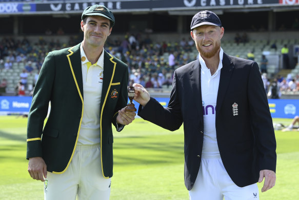 Pat Cummins and Ben Stokes with a replica of the Ashes urn.