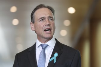 Le ministre de la Santé, Greg Hunt, prendra un congé immédiat après avoir été admis à l'hôpital pour une maladie. 