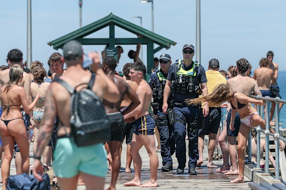 Police have an increased presence around Mordialloc Beach and surrounding areas on Thursday in response to Wednesday afternoon’s incident in which youths confronted police, shouting, shoving, and throwing bottles. 