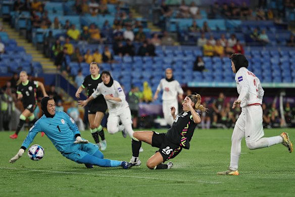 Siemsen can’t get it across the line.