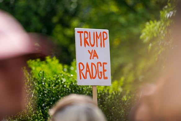 Saint usa o escocês slatish para Trump em Edimburgo.