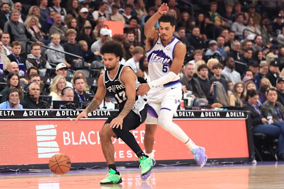 Utah guard Josh Green defends Spurs guard Ja’Kobi Gillespie during preseason.