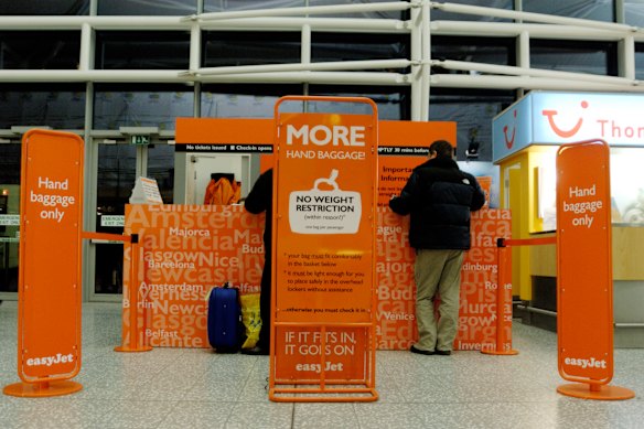 EasyJet’s baggage policy allows passengers to take a small under-seat cabin bag onto flights for “free”, but charges for luggage that requires the use of overhead lockers.