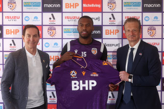 Daniel Sturridge poses with Perth Glory owner Tony Sage (left) and CEO Tony Pignata after finally escaping hotel quarantine.