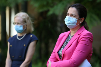 La chef de la santé Jeannette Young et la première ministre Annastacia Palaszczuk annoncent la découverte du chaînon manquant.