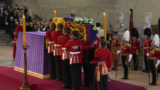 The coffin arrives at Westminster Hall and remains there for four days.