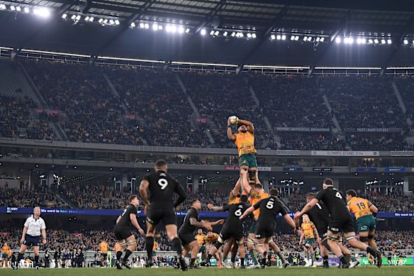 Rob Valetini takes a lineout in front of a packed MCG.