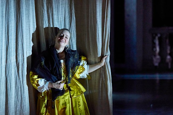 Siobhan Stagg established the character of Susanna with the simple beauty and attractiveness of her voice. 