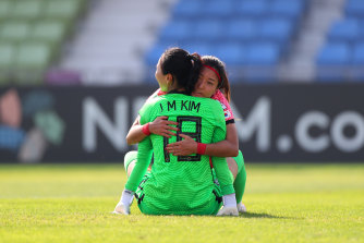 Kim Jung Mi et Cho So-hyun célèbrent. 