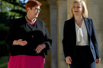 La ministre britannique des Affaires étrangères Liz Truss (à droite) avec la sénatrice libérale Marise Payne. 