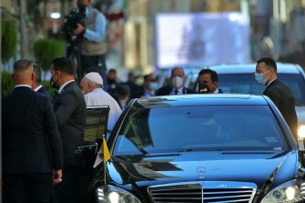 Le pape François, au centre gauche, arrive pour rencontrer le chef musulman chiite, le grand ayatollah Ali al-Sistani à Najaf. 