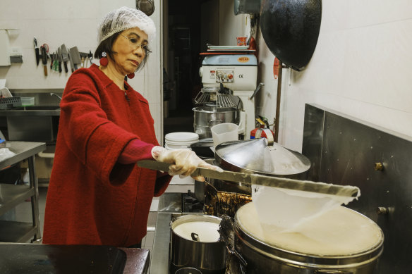 Kim Thanh making the namesake banh cuon.