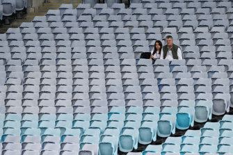 Les Waratahs avaient l'habitude d'avoir des foules à égalité avec les cygnes - maintenant ils sont à peine au-dessus des géants.