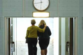 La députée d'Indi, Helen Haines, à gauche, avec la députée libérale Bridget Archer, après le vote d'hier.