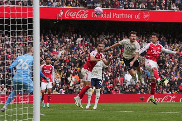 Arsenal’s Martín Zubimendi, right, scores.