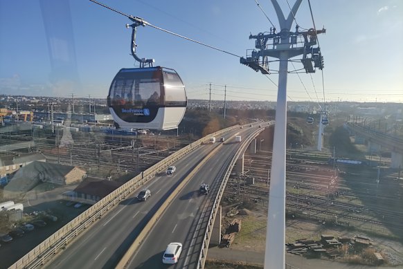 ケーブル カーは、混雑した複数車線の高速道路を上っていきます。