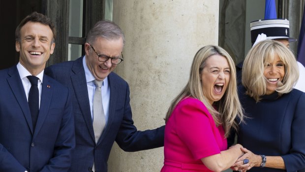 Albanese and Haydon (in pink) with French President Emmanuel Macron and his wife, Brigitte, at the Élysée Palace in Paris in 2022.