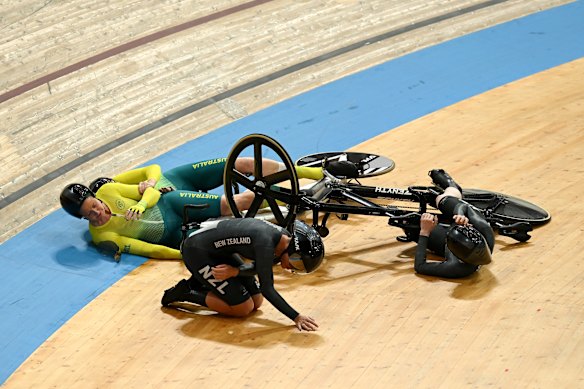 Australia and New Zealand collide in the second of three races for the women’s tandem B sprint gold medal.