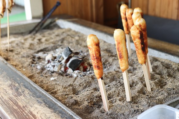  Kiritanpo with spicy miso paste.