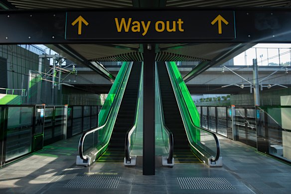 The metro is down between Tallawong and Chatswood.