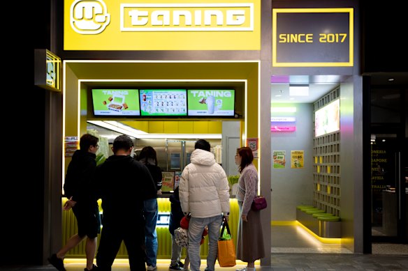 Customers waiting to order at Taning Lemontea in Box Hill.