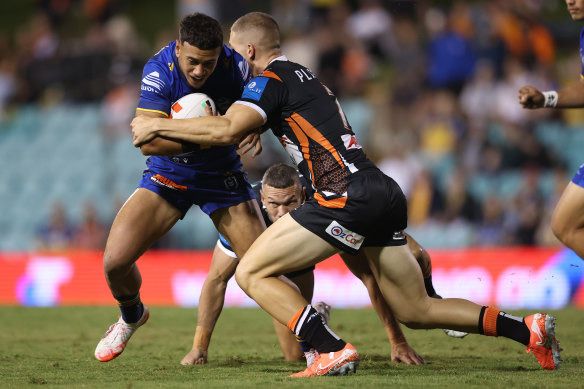 Isaiah Iongi takes on the Wests Tigers defence.