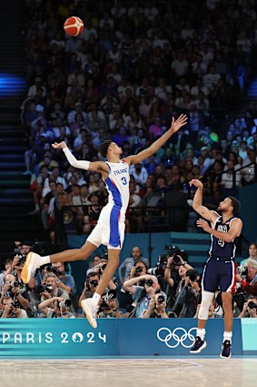 Victor Wembanyama tries to stop a shot from Steph Curry.