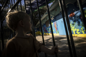 Les garderies situées dans les zones fermées du Grand Sydney seront autorisées à renoncer aux frais de retard pour les familles qui n'utilisent pas les services à partir de lundi.