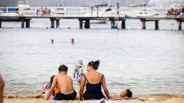  Families enjoy Balmoral Beach.