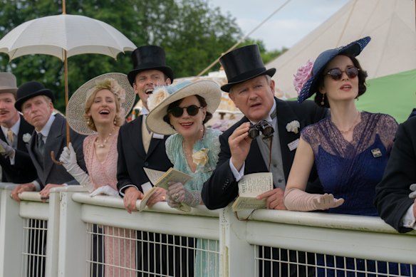  Lady Edith (Laura Carmichael), Bertie Hexham (Harry Hadden-Paton), the Countess of Grantham (Elizabeth McGovern), the Earl of Grantham (Hugh Bonneville) and Lady Mary (Michelle Dockery).