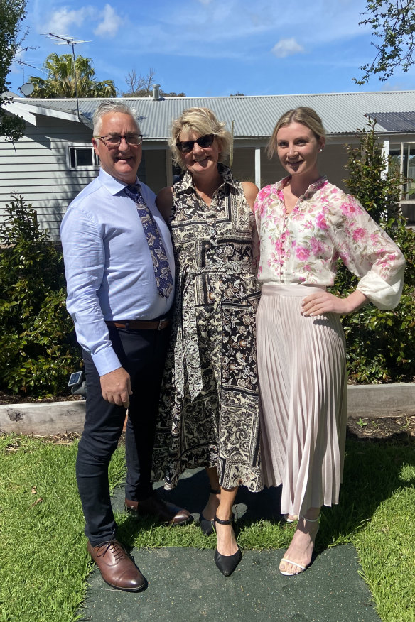 Kah with her parents, former Olympian speed skaters John and Karen.