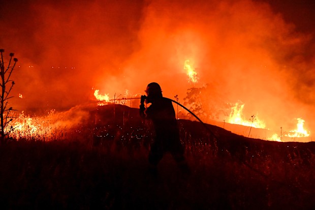 Οι πυρκαγιές πλησιάζουν τον ευρωπαϊκό τουριστικό προορισμό, τη μεγάλη πόλη