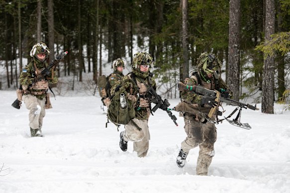 Estonian troops train with British counterparts in 2022.