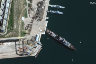 Le croiseur Moskva dans le port de Sébastopol en Crimée le 7 avril 2022.