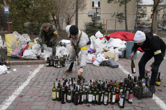 Les habitants préparent des cocktails Molotov dans une arrière-cour à Kiev avant l'arrivée des forces russes.
