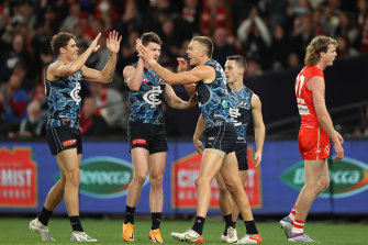 Patrick Cripps fête un but avec ses coéquipiers.